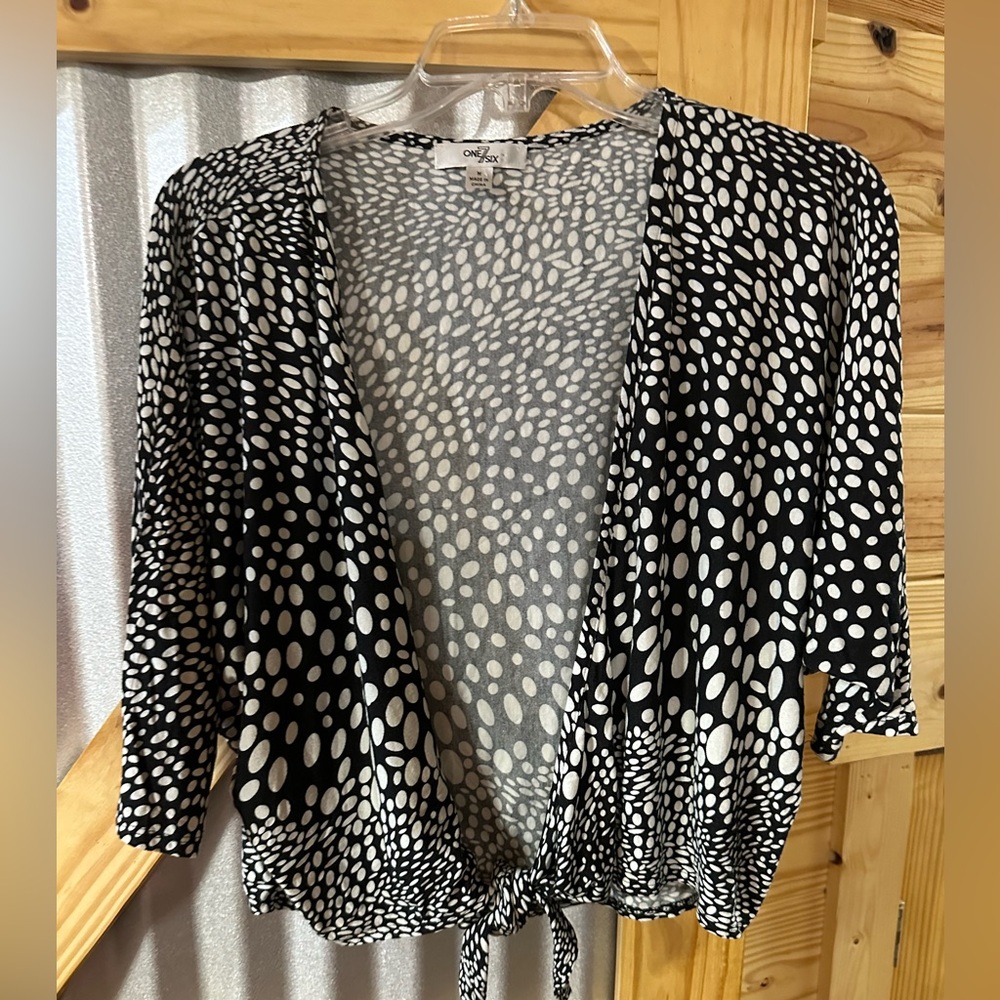 Women’s Shawl Type top. Size Medium